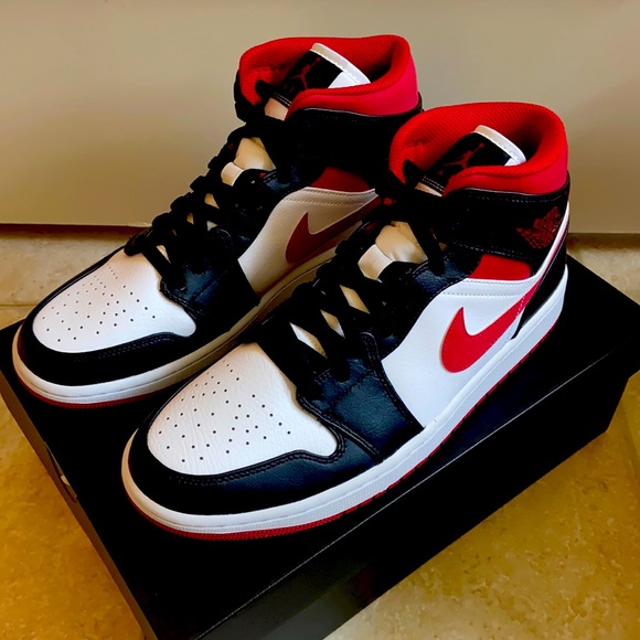 Nike Jordan 1 Mid - Picture 1 of 3